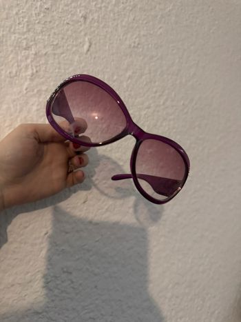 Lunette de soleil en plastique violet a strass