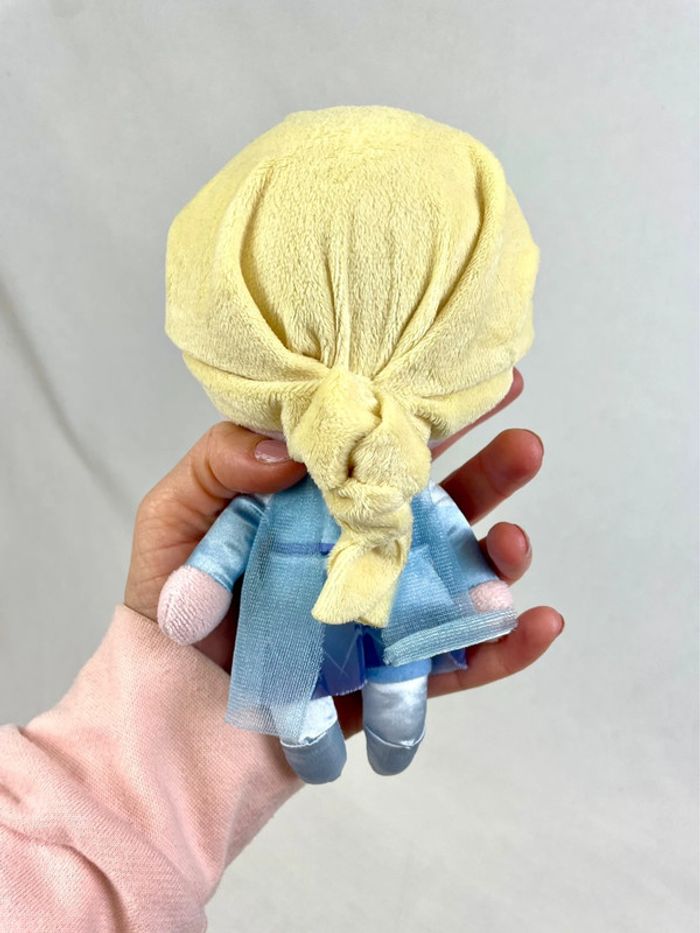 Peluche Disney Princesse Elsa la reine des neiges 2 - photo numéro 4