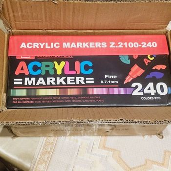 Boîte feutres acryliques 240couleurs pointe fine