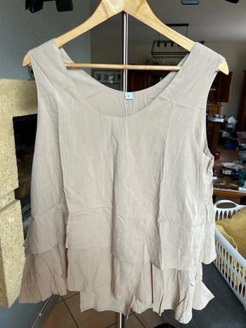 Blouse sans manches à volants beige