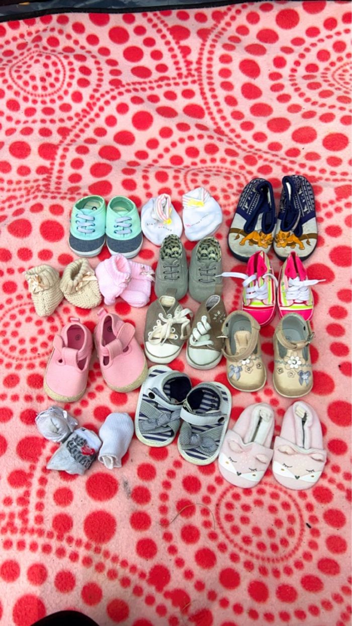 Lot de 15 chaussures, chaussons, chaussettes bébé