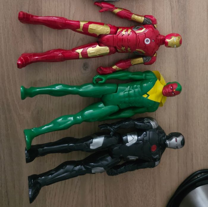 3 personnages jouets  -