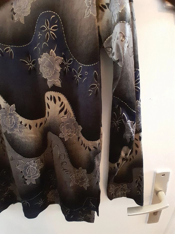 Haut femme,imprimé fleurs, (tons noir, violet, crème, doré) taille TU, Marque Vernal - photo numéro 4