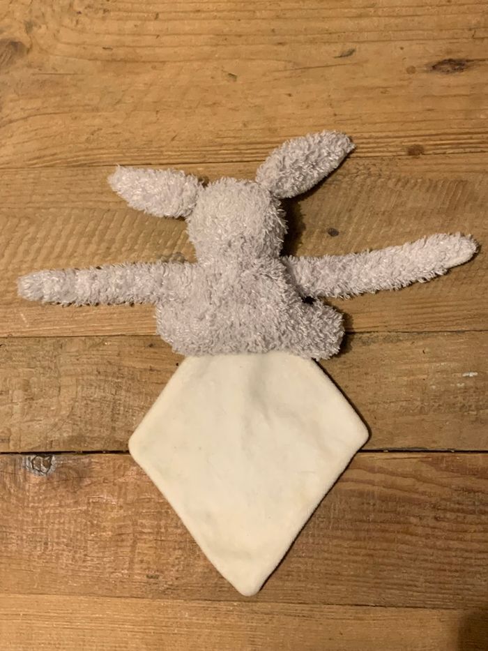 Petit doudou lapin avec son mouchoir - photo numéro 2