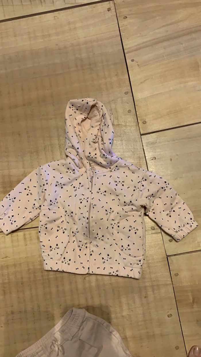 Ensemble veste à capuche et pantalon rose Gémo taille 12 mois en très bon état - photo numéro 2