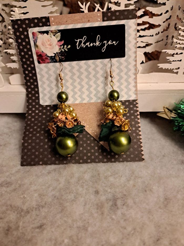 Magnifique paire de boucles d'oreilles pendantes verte et doré - photo numéro 6