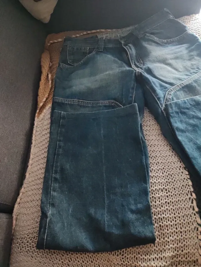 Jeans bleu "taille 32/34"= taille 42