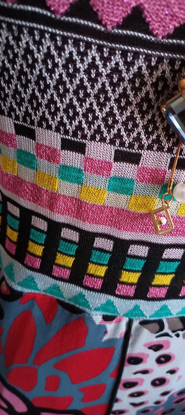 Jolie robe colorée avec perles brodées - photo numéro 3