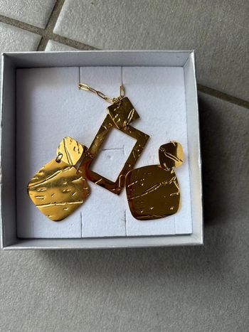 Boucles d’oreilles géométriques acier doré martelé – style moderne