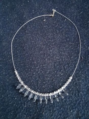 Collier à perles transparentes
