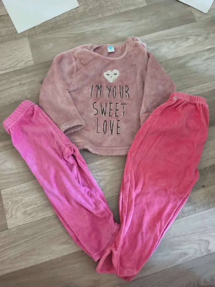 Haut de pyjama et deux bas taille 24 mois marque tex et divers