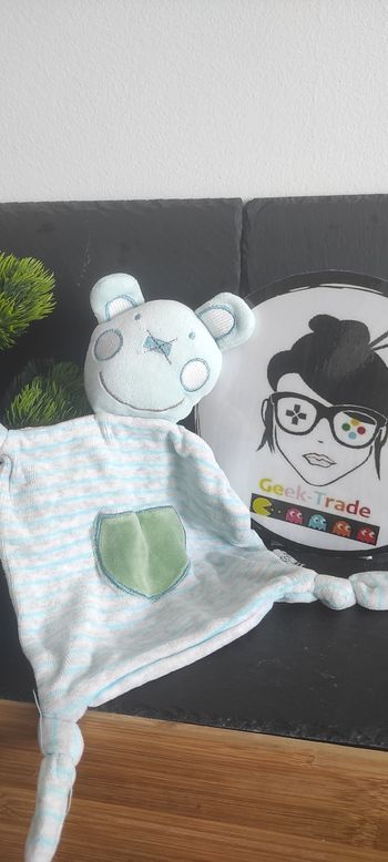 de groote doudou plat ours turquoise vert rayé poche rond croix rayure Blanc