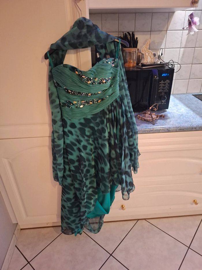 Robe bleu de soirée avec écharpe