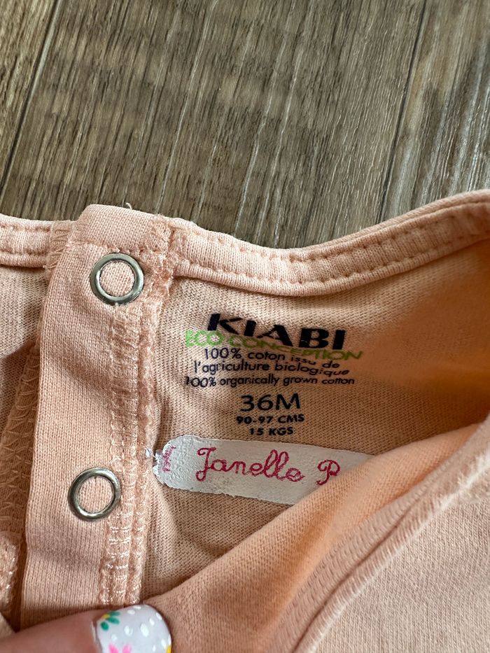 - Tee shirt Kiabi (F) - 36 mois - bon état, petite tache - photo numéro 2