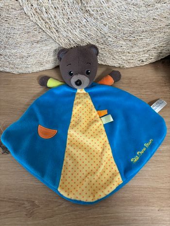 Doudou plat petit ours brun grelot jaune bleu jemini
