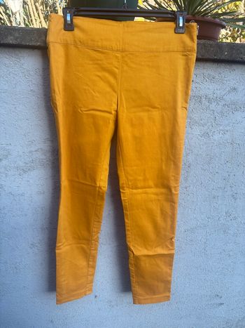 Pantalon couleur jaune moutarde