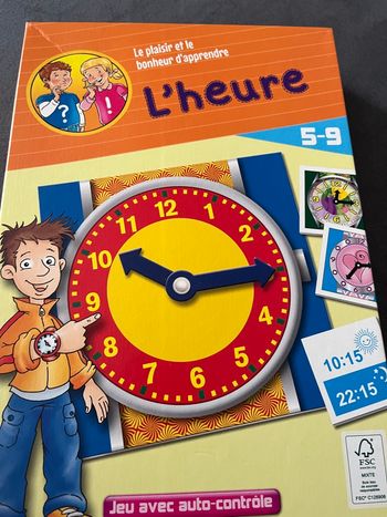 Jeu le plaisir et le bonheur d’apprendre l’heure
