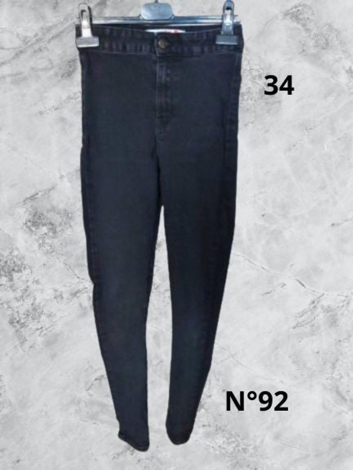 N°92 Jean noir T34. Jennyfer. Taille haute, coupe slim.