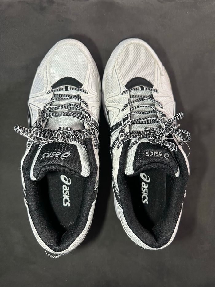 Asics Gel Kahana 8 blanches/noires – pointure 45 - photo numéro 2