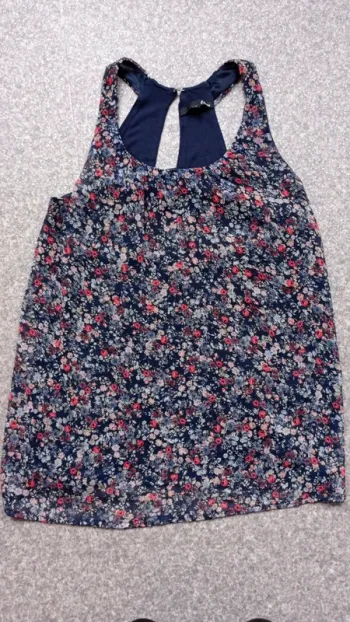 Etam débardeur à fleurs taille S
Très bon état