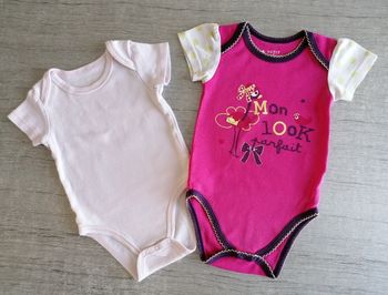 Lot de 2 bodies manches courtes 9 mois