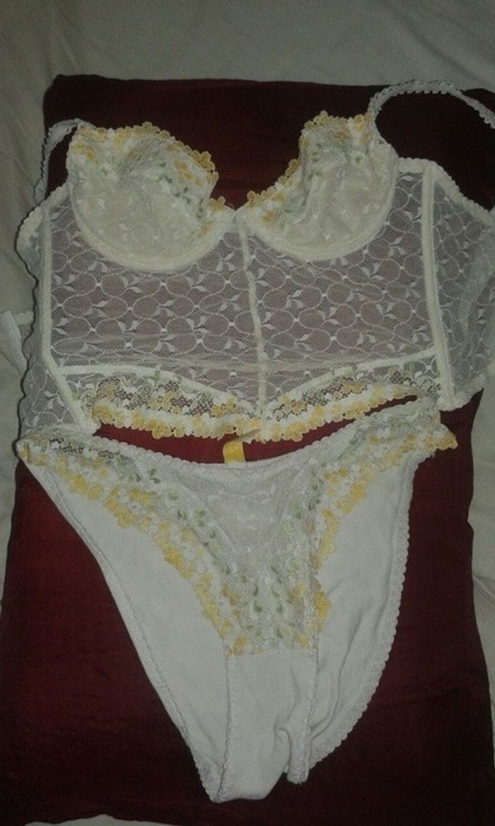 Ensemble blanc dentelle fleuri