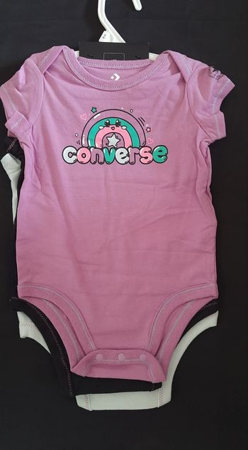 Lot 3 bodies Converse taille 9 mois.