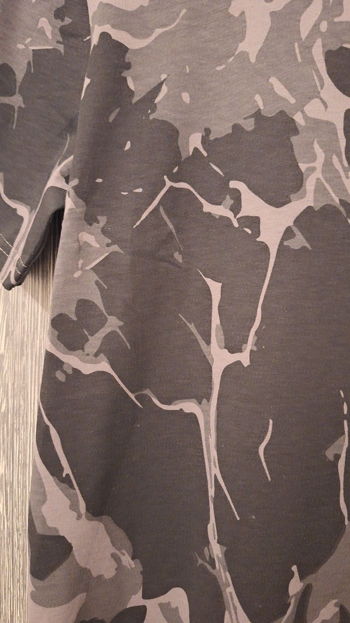 Tee-shirt manches courtes imprimé camouflage gris et noir - photo numéro 4