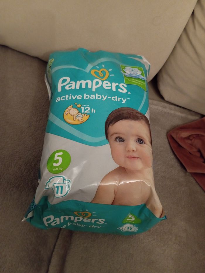 Paquet de 11 couches  Pampers taille 5