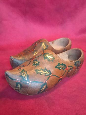 Sabots de Noël décor de houx en bois pointure 43-44