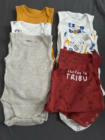 Vêtements  bébé de 1 mois jamais portés sans étiquettes