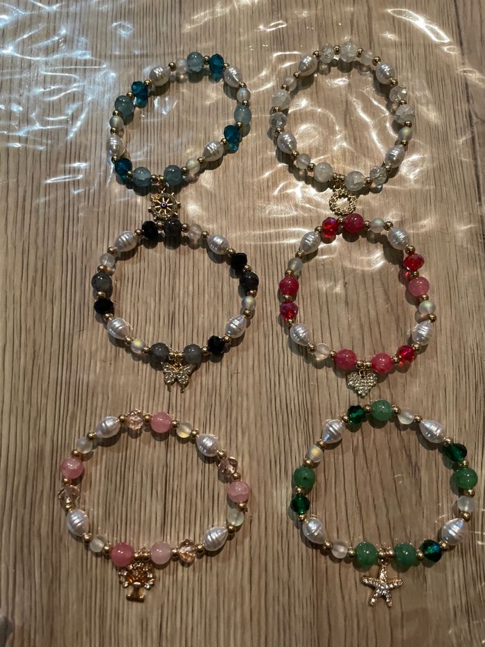 Le lot de six bracelets