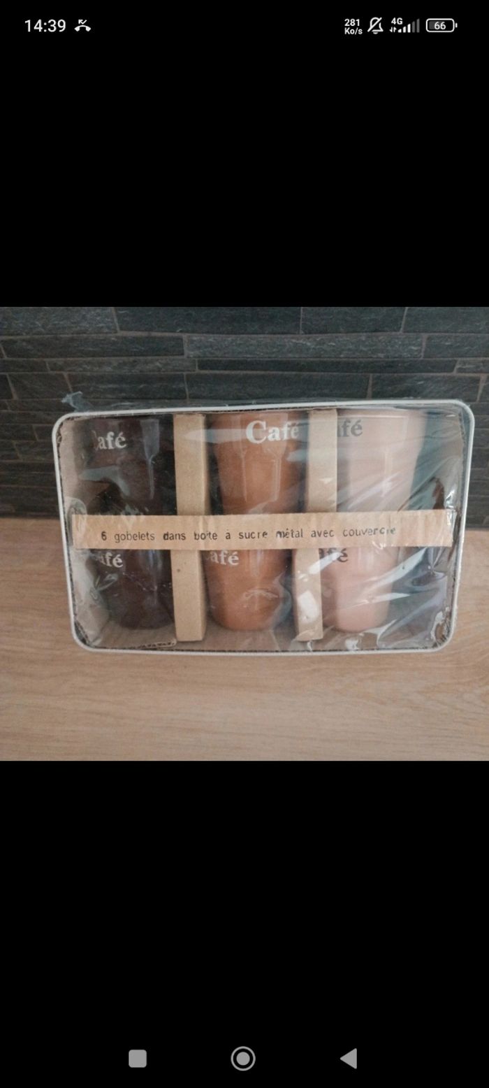 Boite en metal plus les tasse neuf