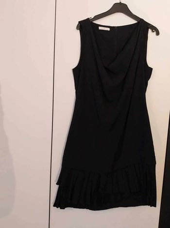 Robe fluide noire avec froufrou sur  le  bas  T 40