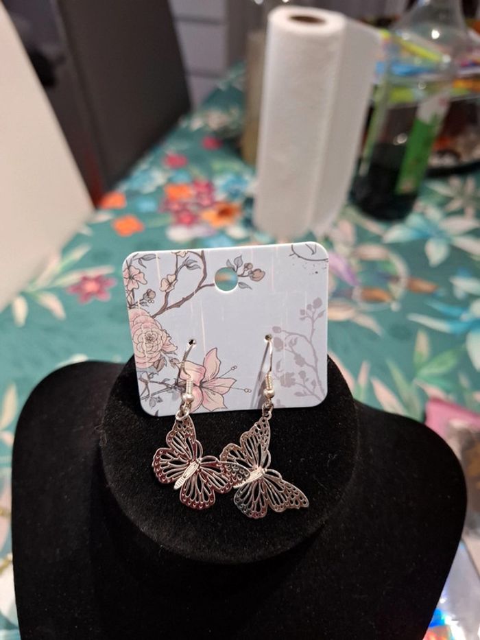 Magnifique boucle d oreille papillon femme neuve - photo numéro 3