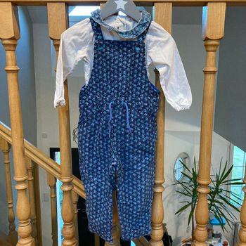 Salopette et tee-shirt automne/hiver