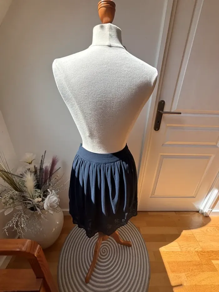 Sublime jupe courte bleu marine et dentelle brodée - Camaïeu - T38 - photo numéro 3