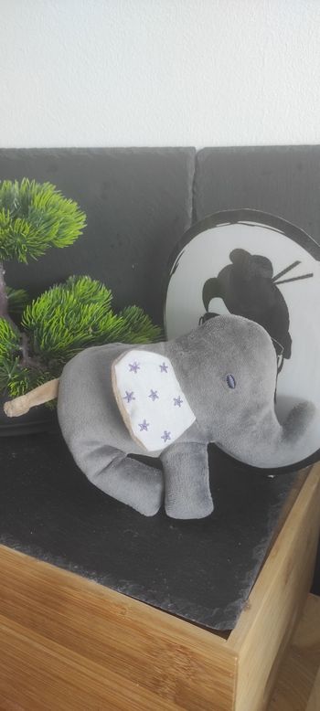 Doudou éléphant gris marron étoiles Ikea plat violet blanc Noeud Queue Peluche