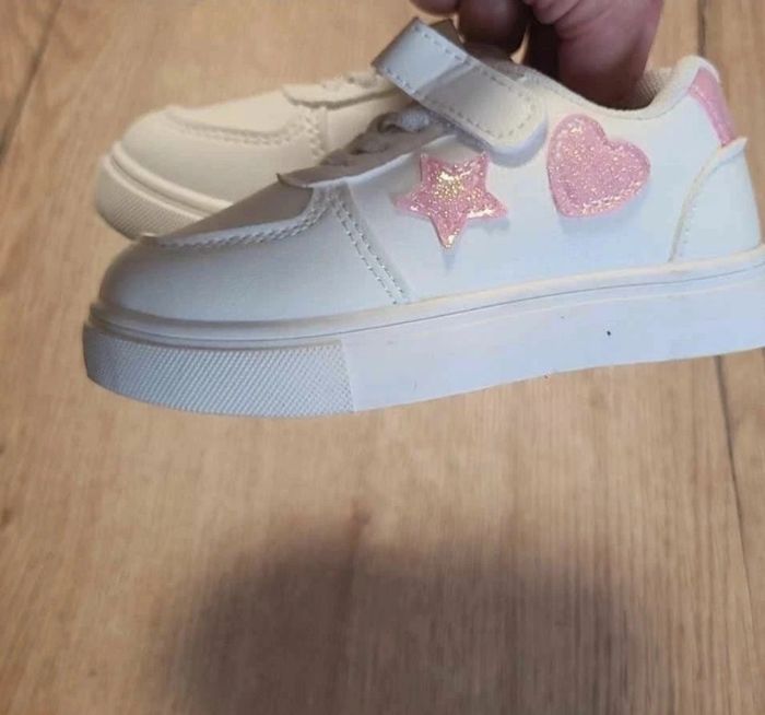 Basket neuve blanche a motif rose pointure 22 - photo numéro 3