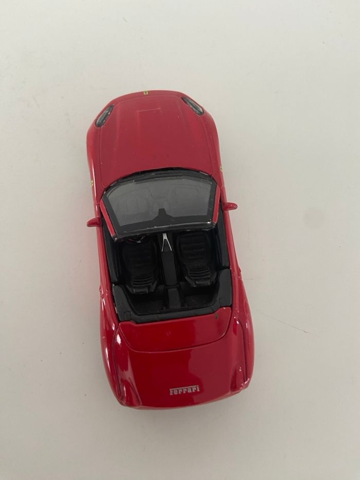 Ferrari California Rouge Décapotable - Miniature Bburago 1/43 (Die-Cast) - photo numéro 5