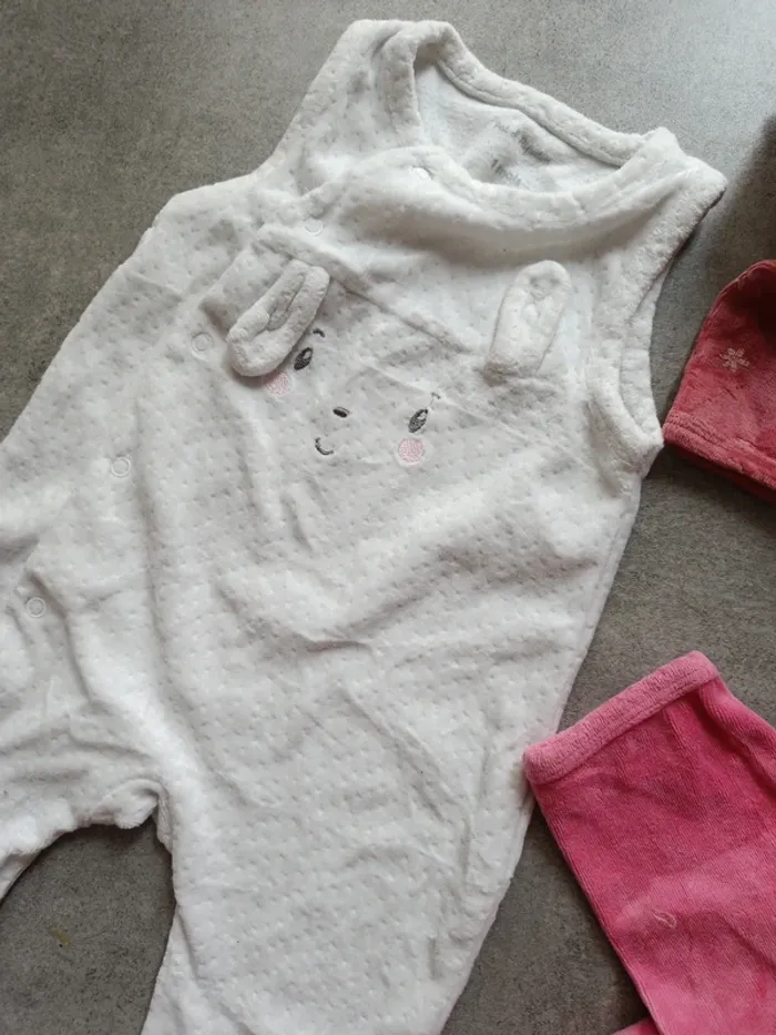 Lot de 4 pyjamas en velours rose et blanc 1 mois - photo numéro 5
