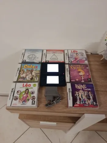 Ds lite noir avec chargeur et 7 jeux