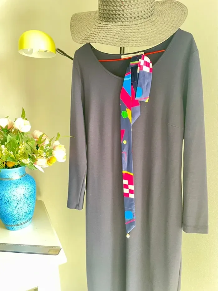La robe bleue foncée