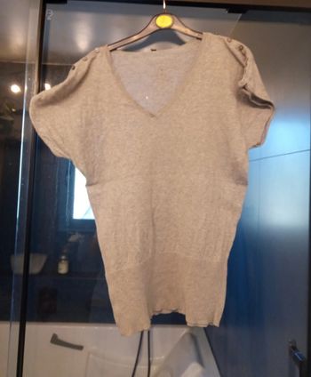 T-shirt gris col V avec étoile dans le dos