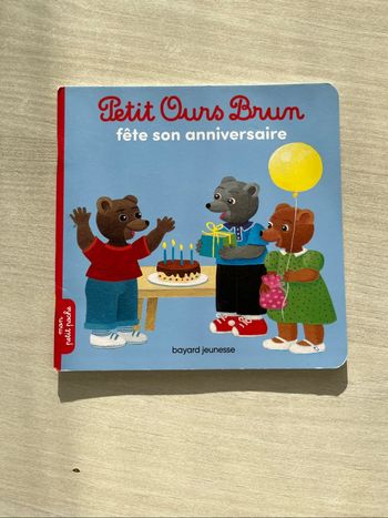 Livre Petit ours brun fête son anniversaire