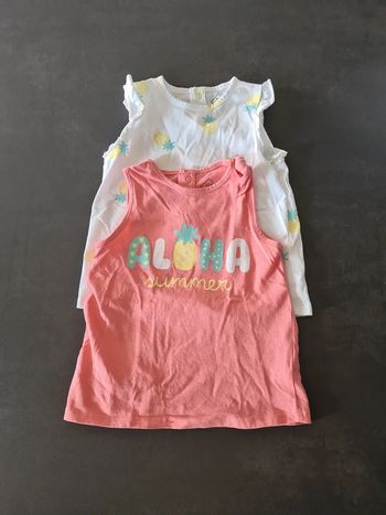 Lot 2 t shirts sans manches 18 mois