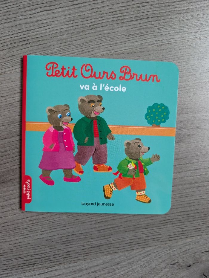 Petit ours brun va à l'école
