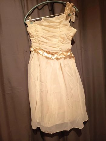 Robe soirée, bustier Une manche sans bretelles et l'autre satin filet or. Marque U Queenie.
