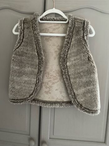 Veste sans manches en fausse fourrure