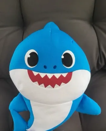 Peluche Baby Shark à colorier